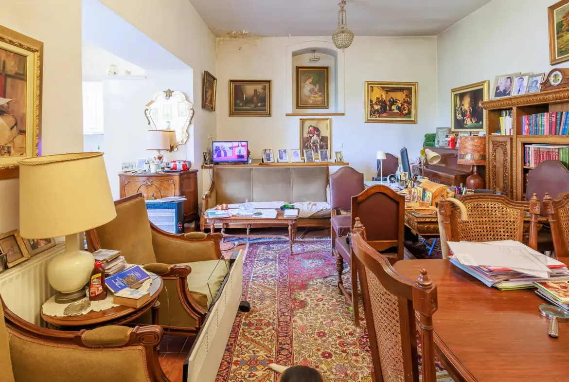 Historic detached house in Plaka with large courtyard