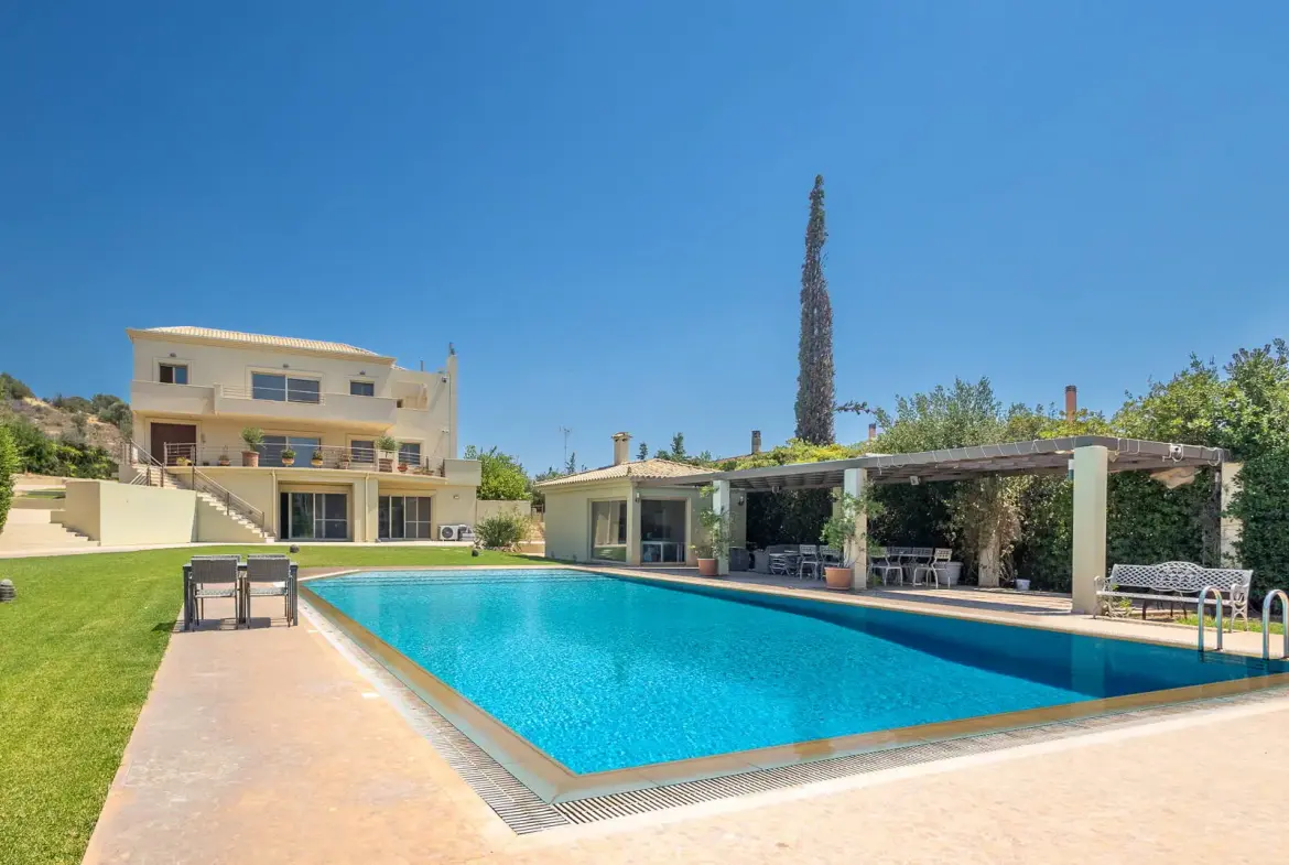 Luxurious 450 sq.m. detached house with a private pool in Agia Marina