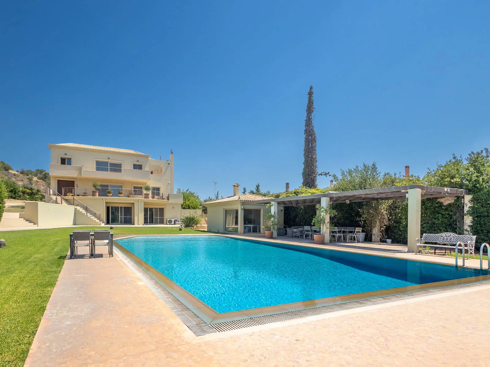 Luxurious 450 sq.m. detached house with a private pool in Agia Marina