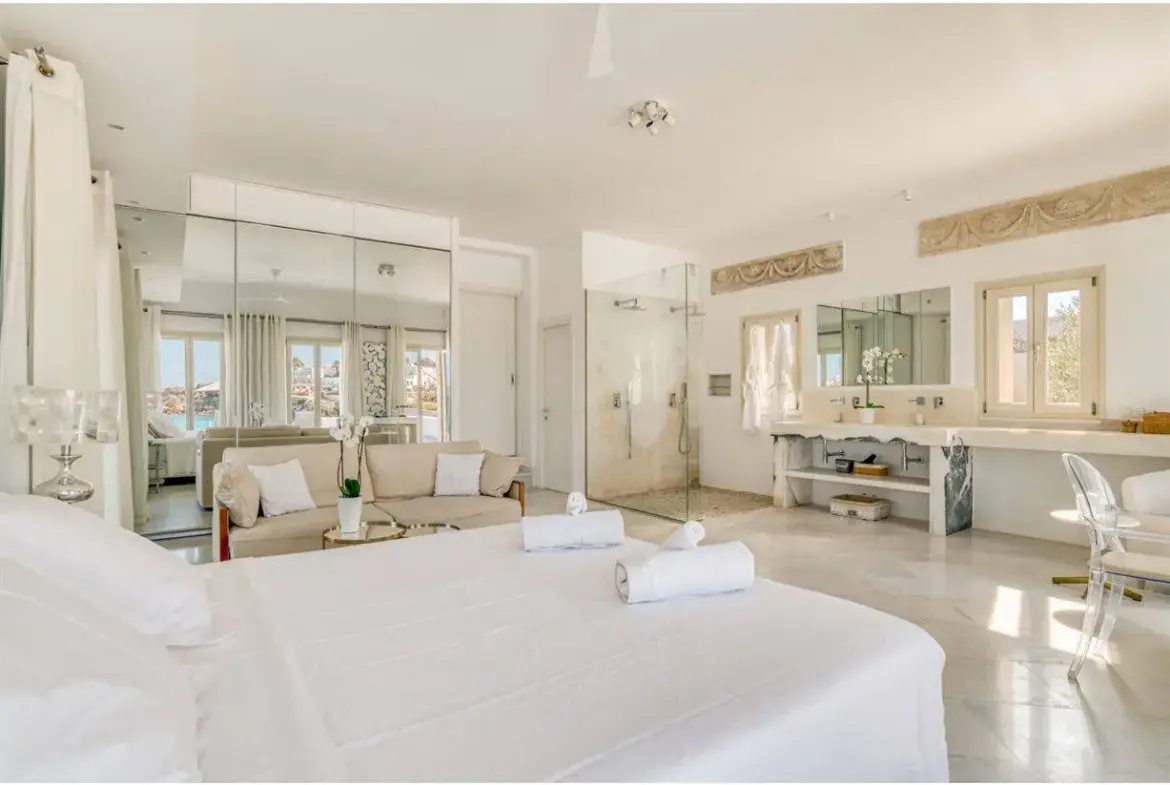 Exceptional seafront villa with direct beach access in Paros