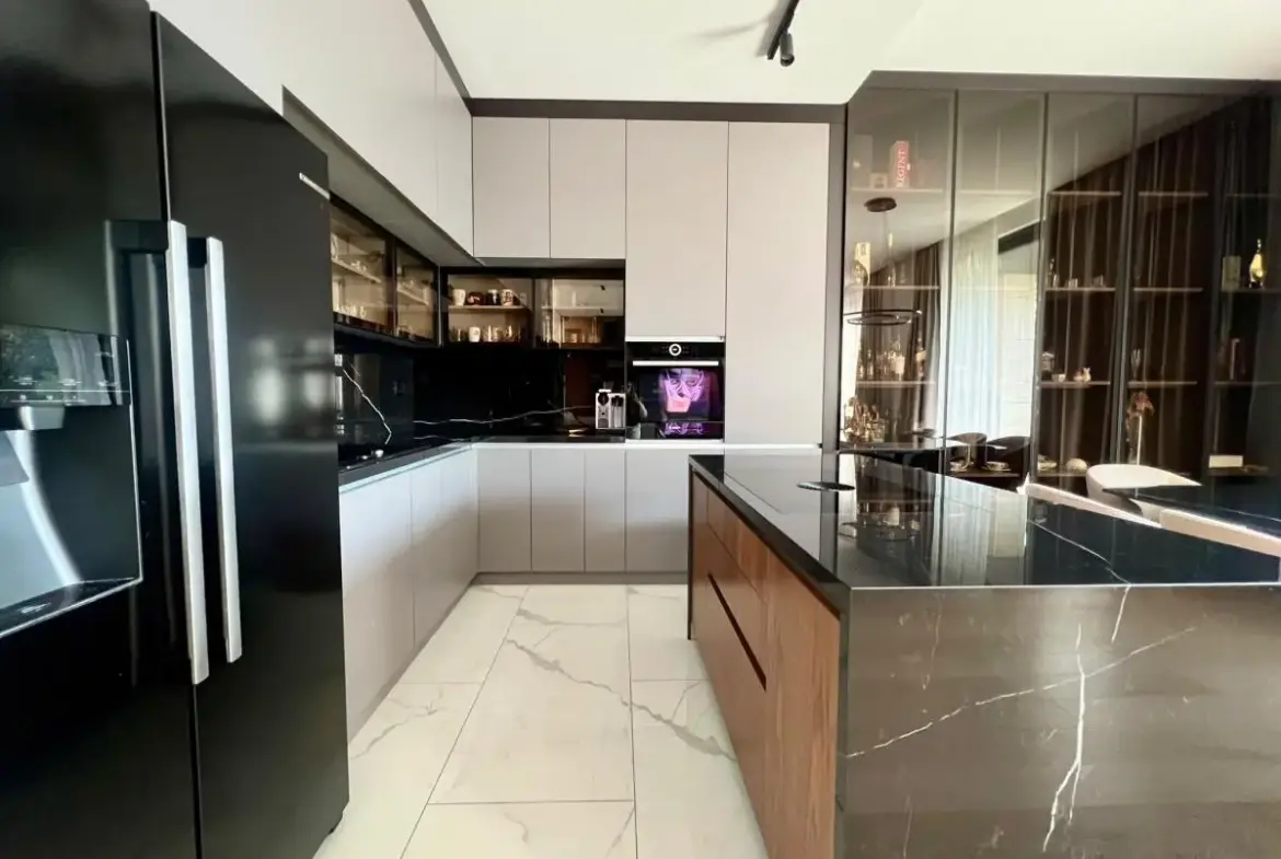 Family apartment with 2 garage parking spaces and a storage room