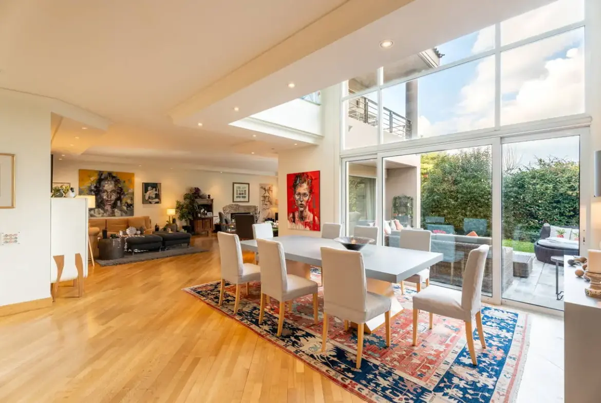 High-end detached residence set on a 1,200 sq.m. plot