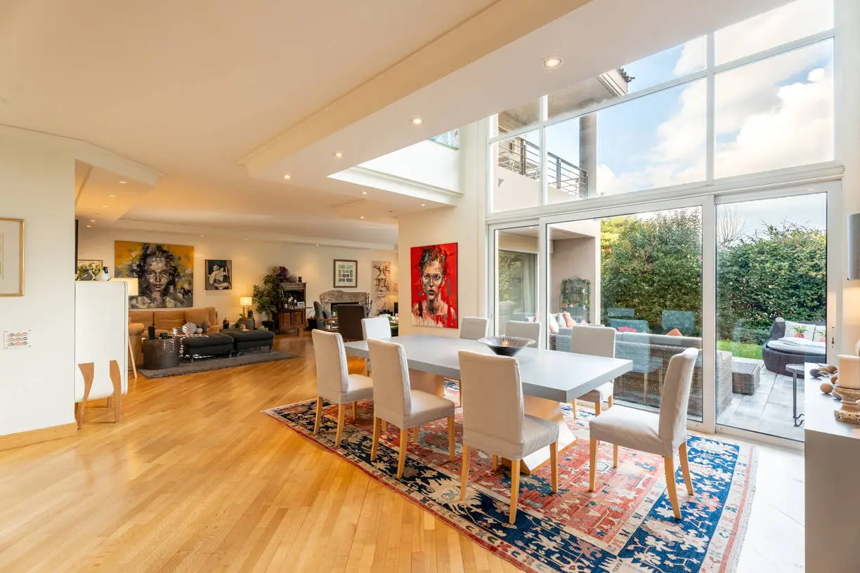 High-end detached residence set on a 1,200 sq.m. plot