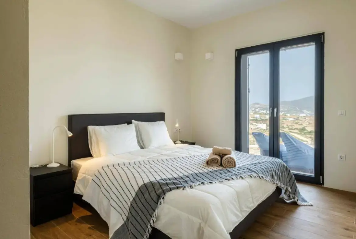 Antiparos exclusive villa with 5 private suites