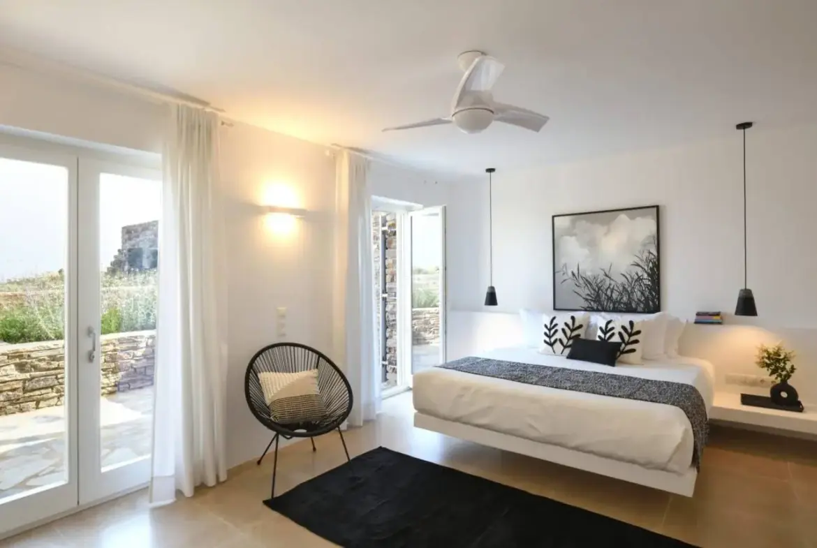 Luxury villa with dual residences and direct beach access in Antiparos