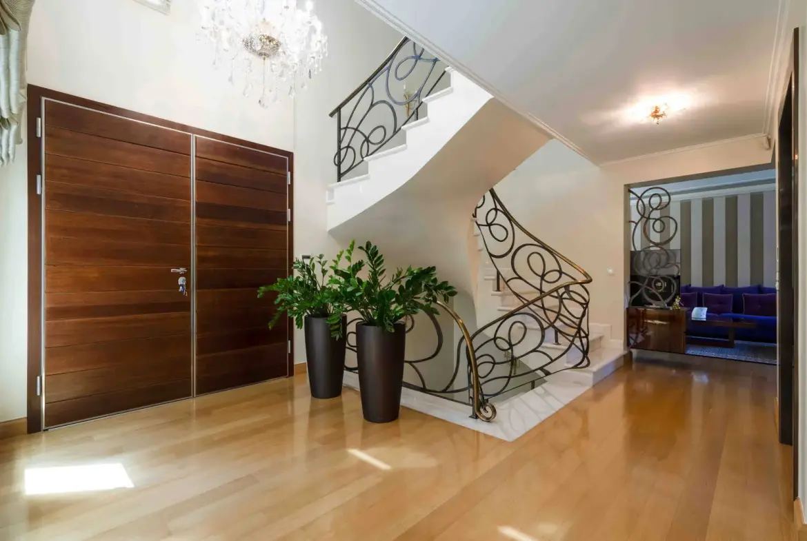 Detached residence of 666 sq.m. with garden and heated pool