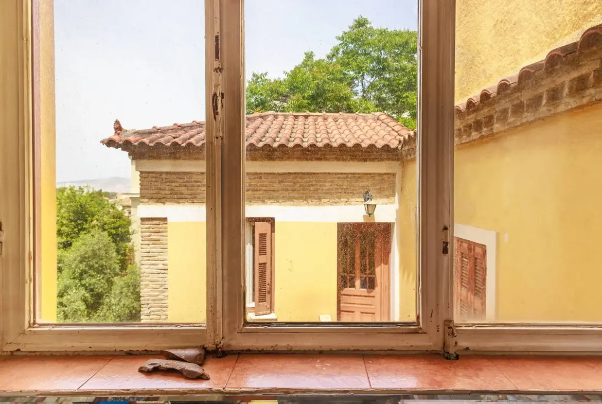 Historic detached house in Plaka with large courtyard