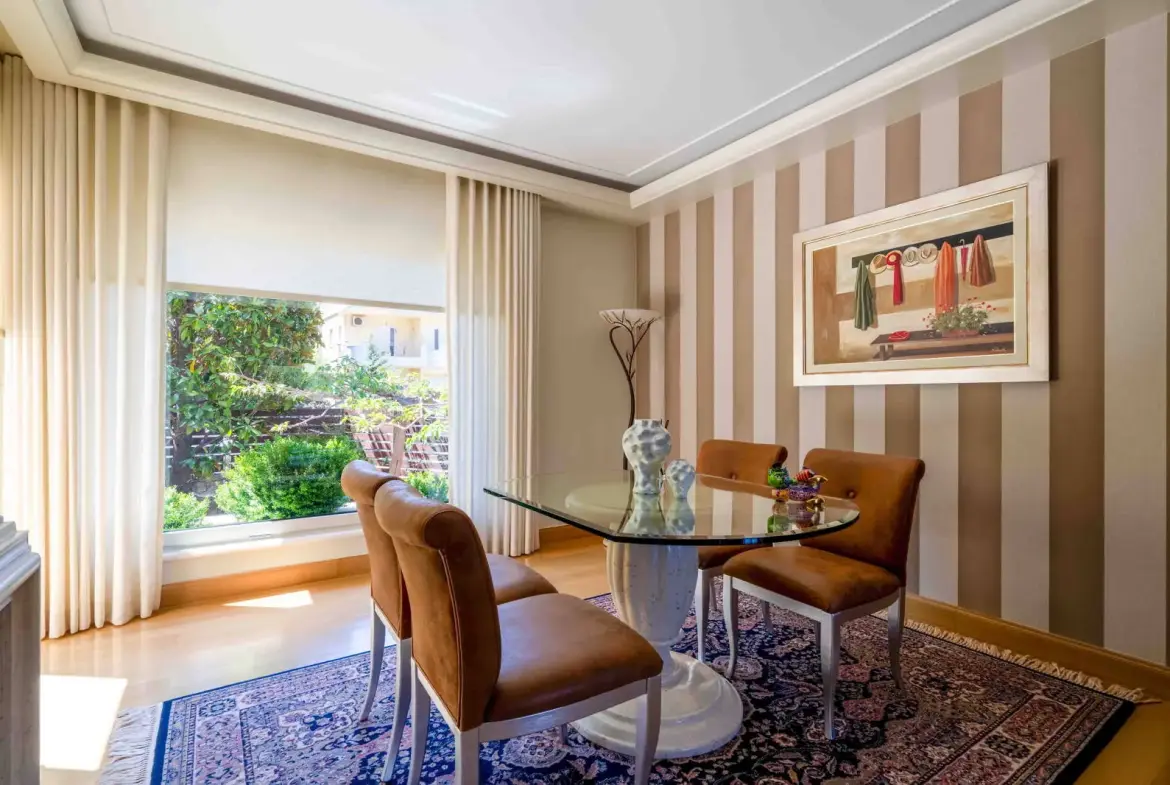 Detached residence of 666 sq.m. with garden and heated pool