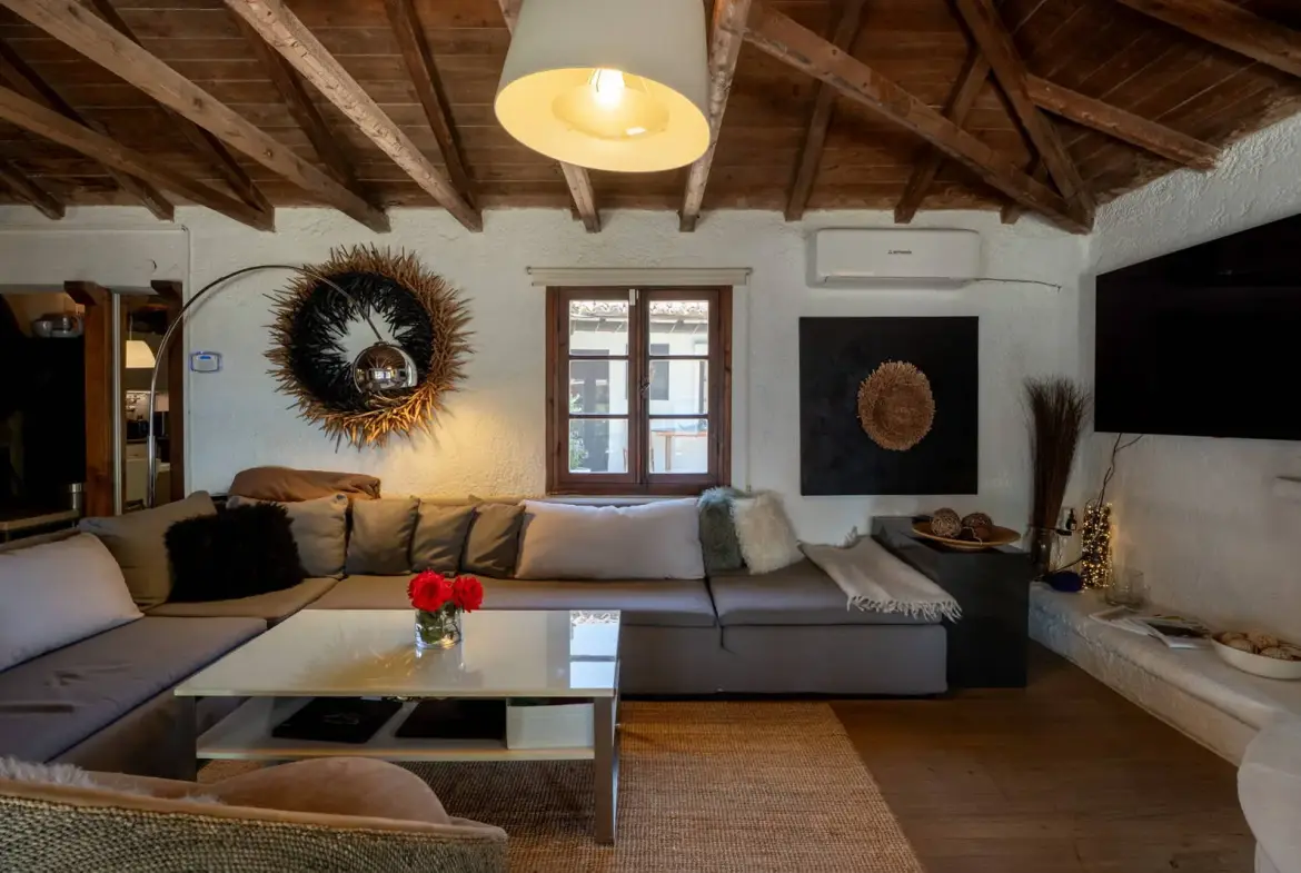 Unique seaside estate with a grand detached house