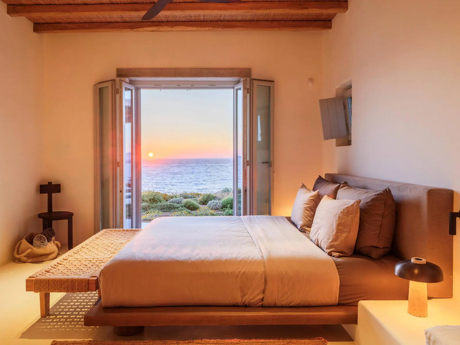 bh-4c1754c4ed0d Seafront villa with private beach access and sunset views in Mykonos