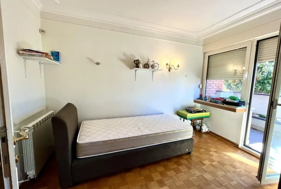 Spacious apartment in Voždovac with 5 bedrooms and a private courtyard