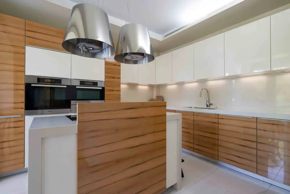 Detached residence of 666 sq.m. with garden and heated pool