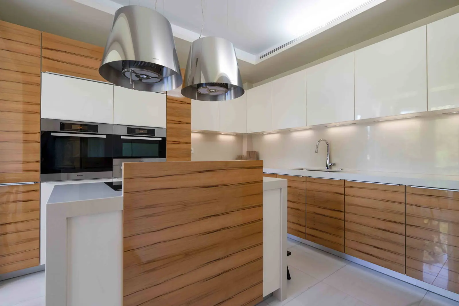 bh-4e21dd64b167 Detached residence of 666 sq.m. with garden and heated pool