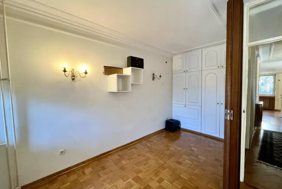 Spacious apartment in Voždovac with 5 bedrooms and a private courtyard