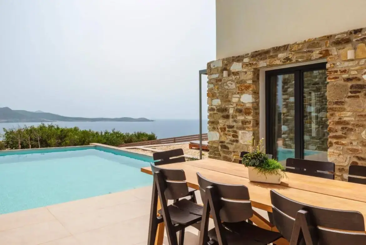 Antiparos exclusive villa with 5 private suites
