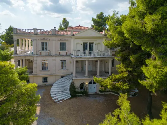 Investment villa with panoramic views and an indoor pool
