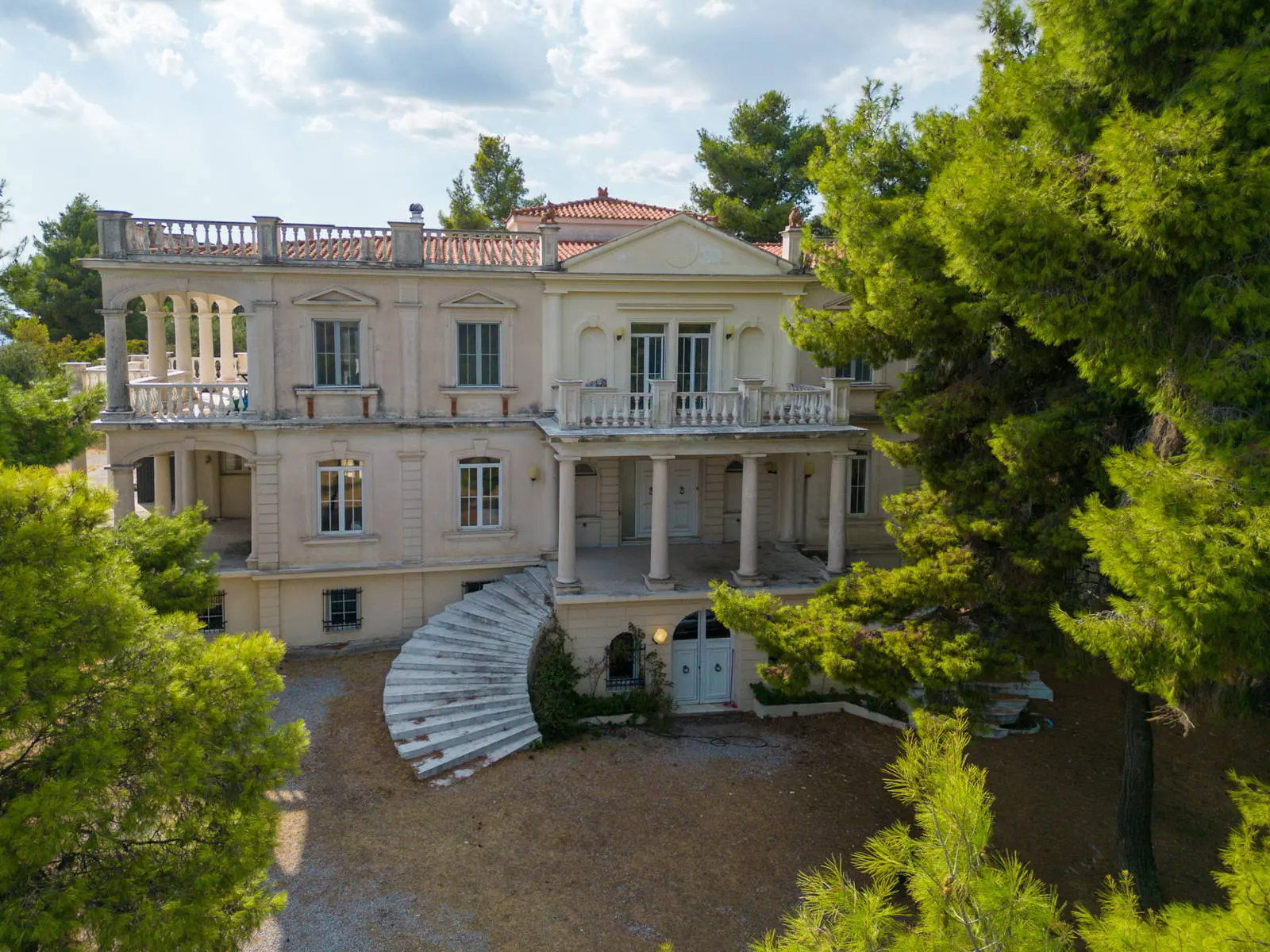 Investment villa with panoramic views and an indoor pool