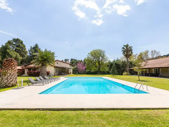 Two luxurious residences in 23,000 sq.m.