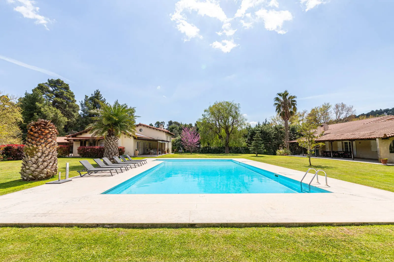 Two luxurious residences in 23,000 sq.m.