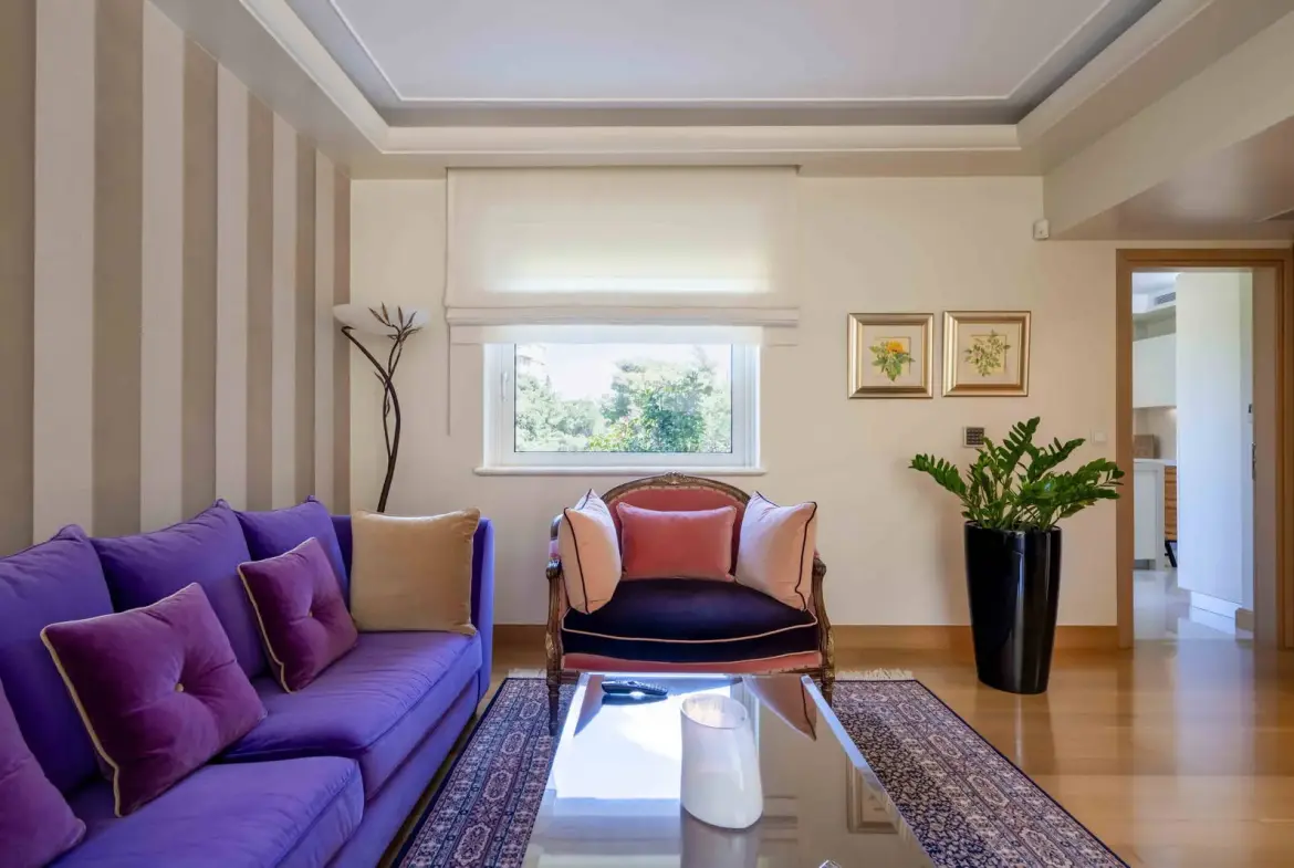 Detached residence of 666 sq.m. with garden and heated pool