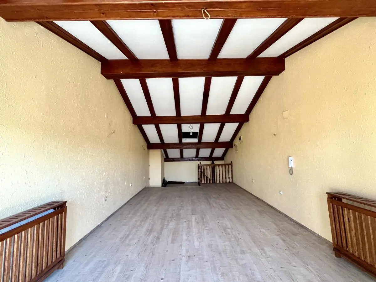 bh-4ff738103ddf Spacious apartment in Voždovac with 5 bedrooms and a private courtyard
