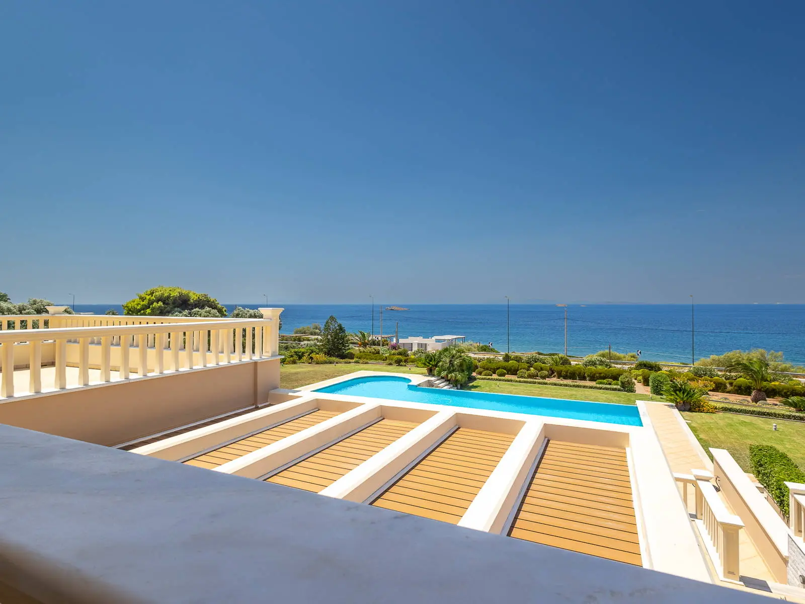 Exquisite 950sq.m. coastal villa with panoramic sea views in Saronida