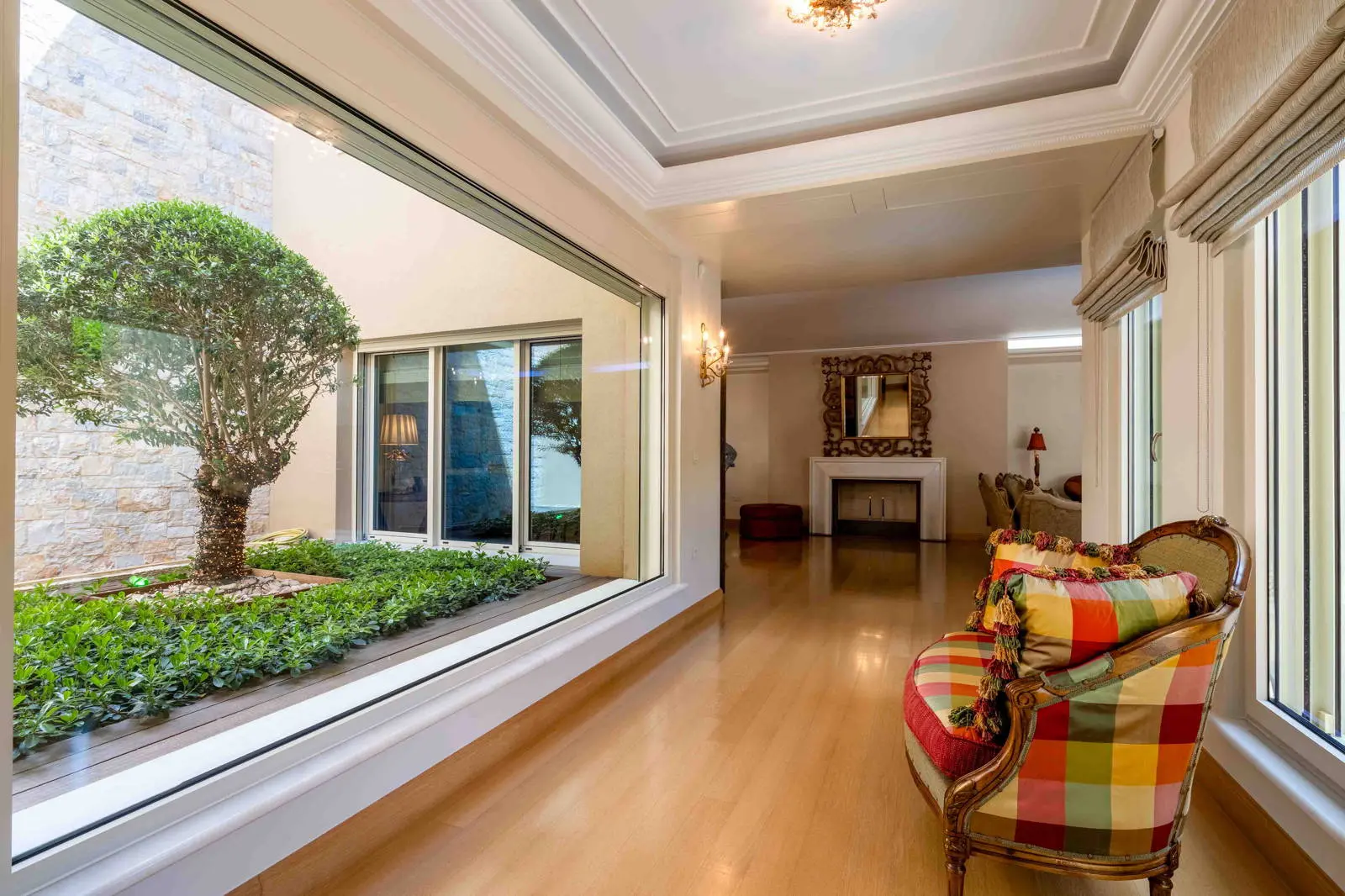 bh-5090dbf5e3c8 Detached residence of 666 sq.m. with garden and heated pool