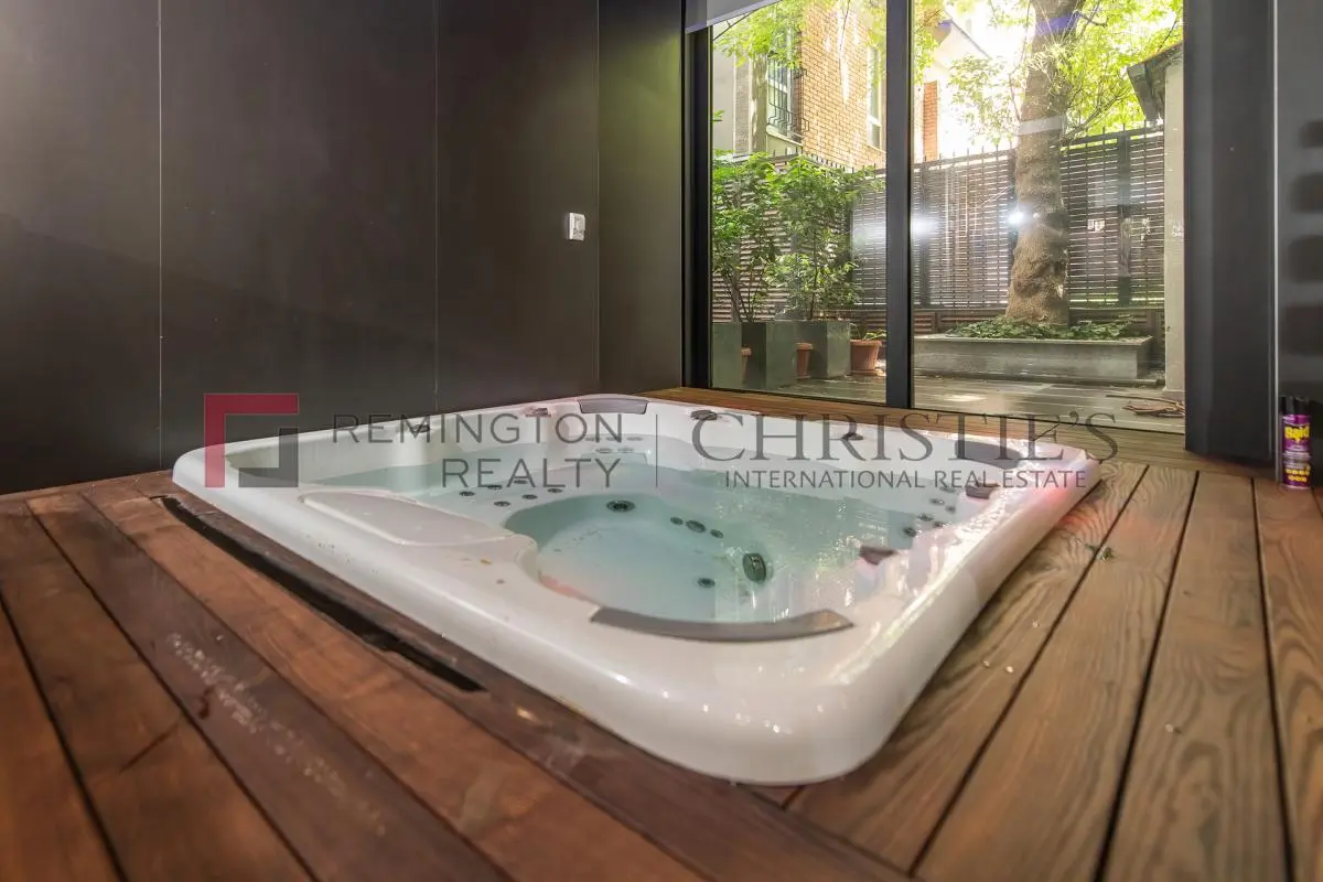 bh-5114a6edd49c Distinguished City Villa in the Heart of the Urban Core
