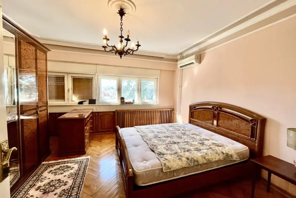 Spacious apartment in Voždovac with 5 bedrooms and a private courtyard