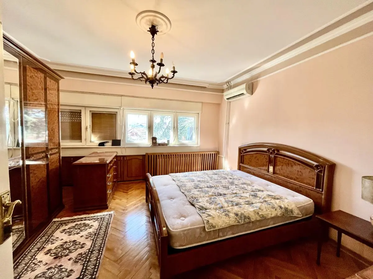 bh-5153ebf53575 Spacious apartment in Voždovac with 5 bedrooms and a private courtyard