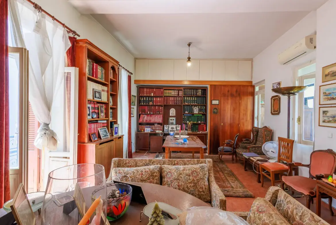Historic detached house in Plaka with large courtyard