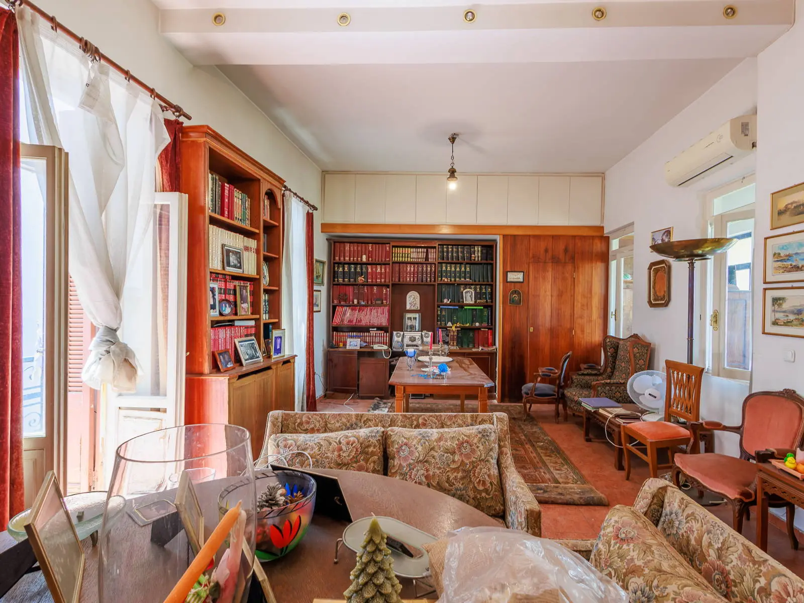 Historic detached house in Plaka with large courtyard