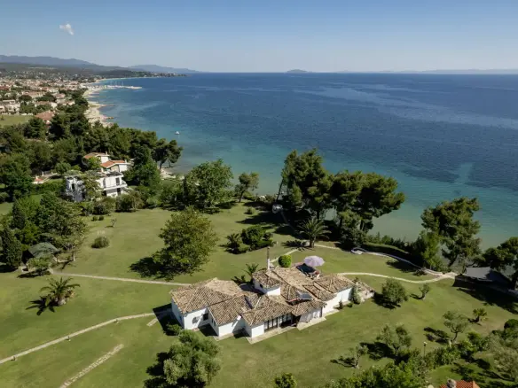 Unique seaside estate with a grand detached house