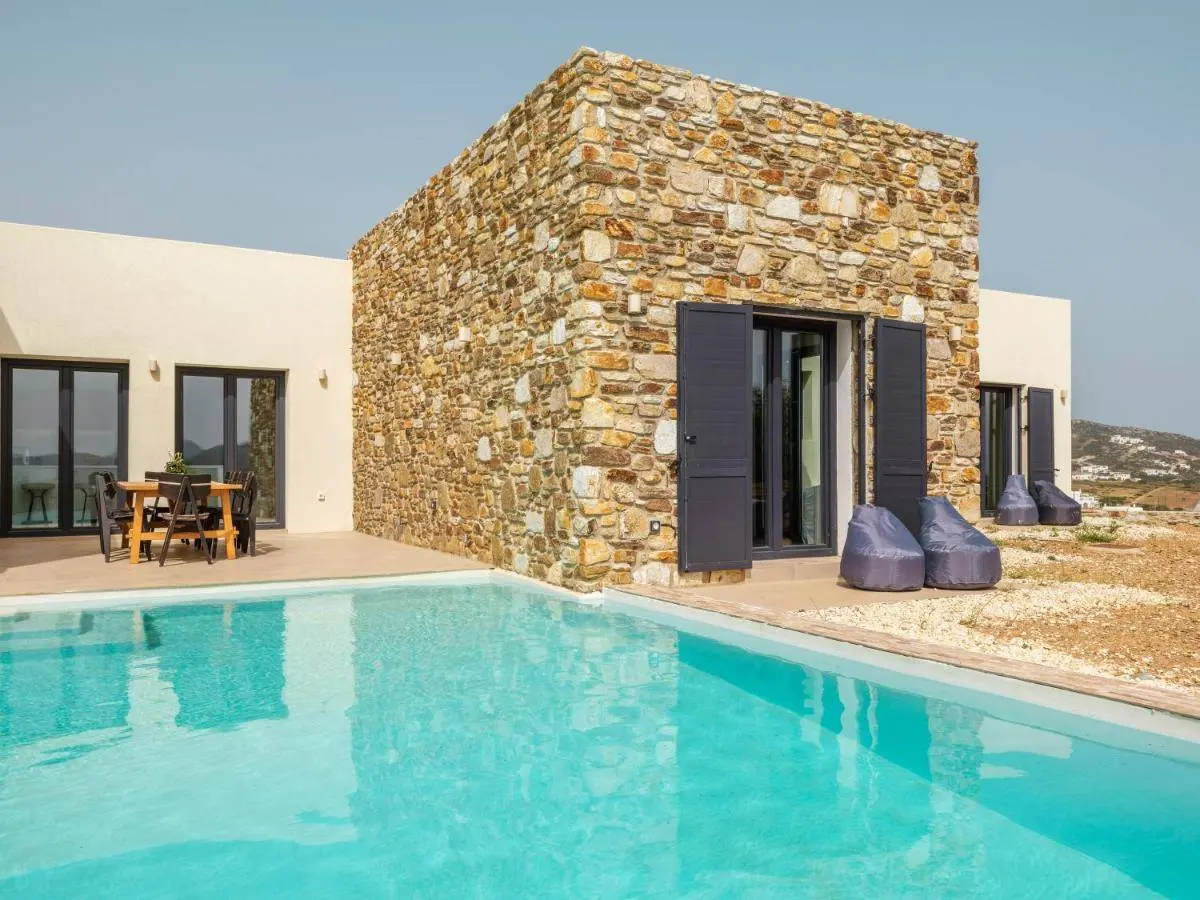Antiparos exclusive villa with 5 private suites
