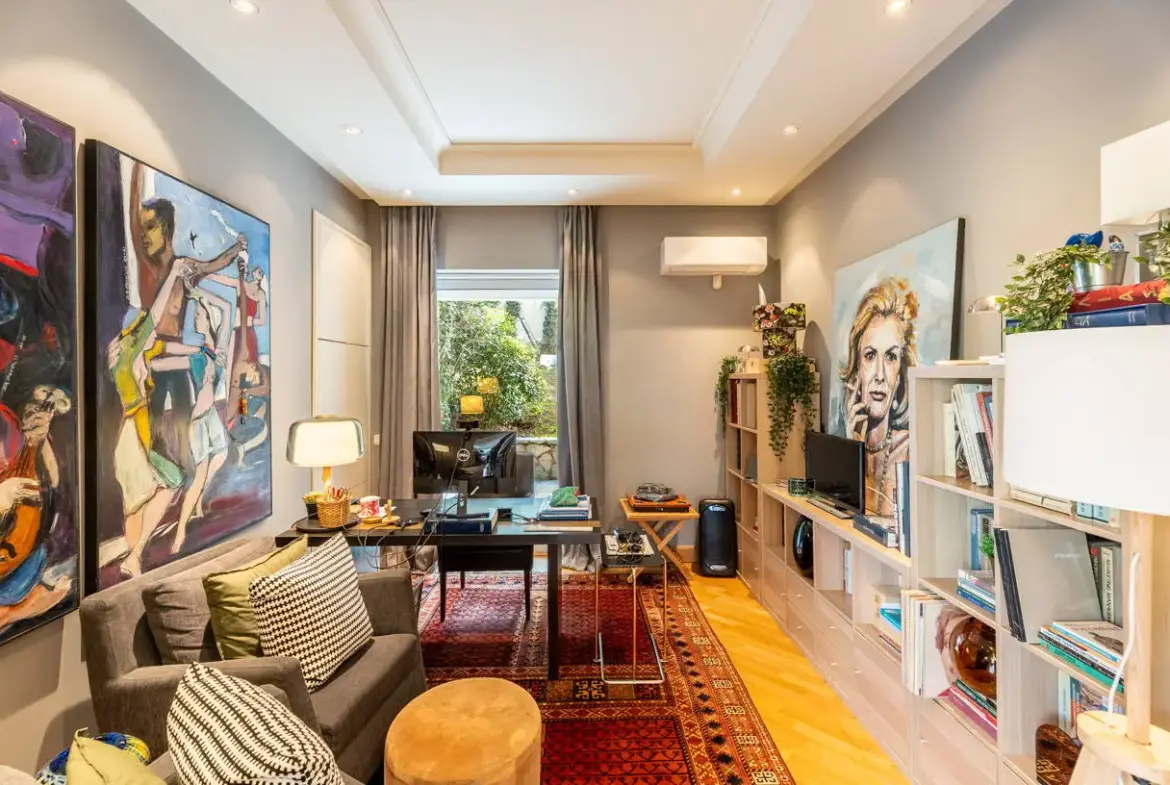 High-end detached residence set on a 1,200 sq.m. plot
