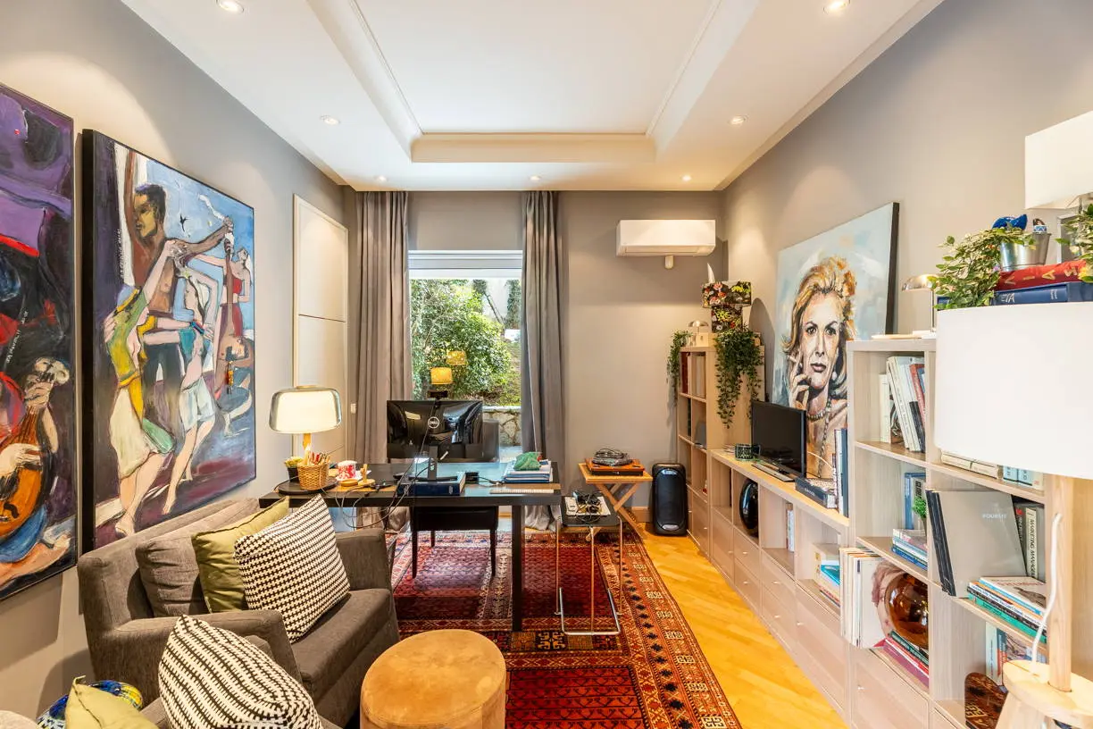 High-end detached residence set on a 1,200 sq.m. plot