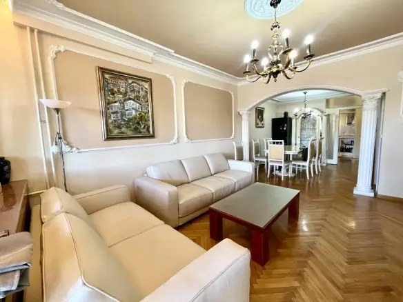 Spacious apartment in Voždovac with 5 bedrooms and a private courtyard
