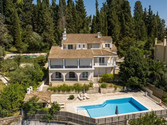 Distinguished residence with pool in Corfu suburbs