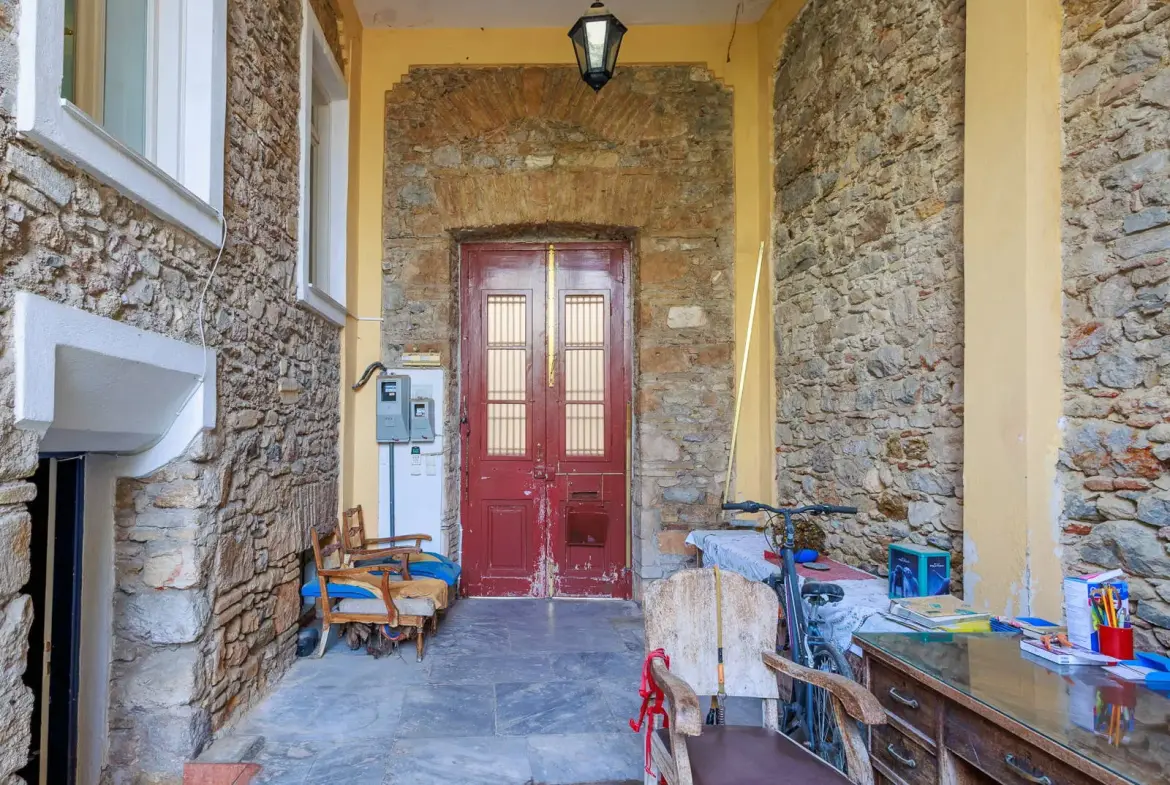 Historic detached house in Plaka with large courtyard