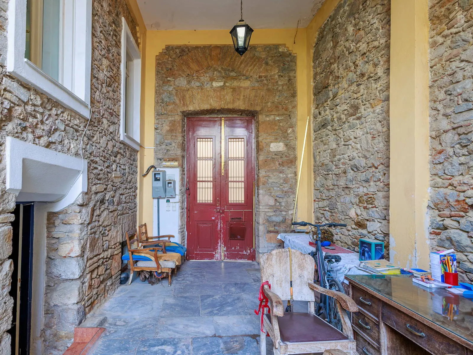 Historic detached house in Plaka with large courtyard