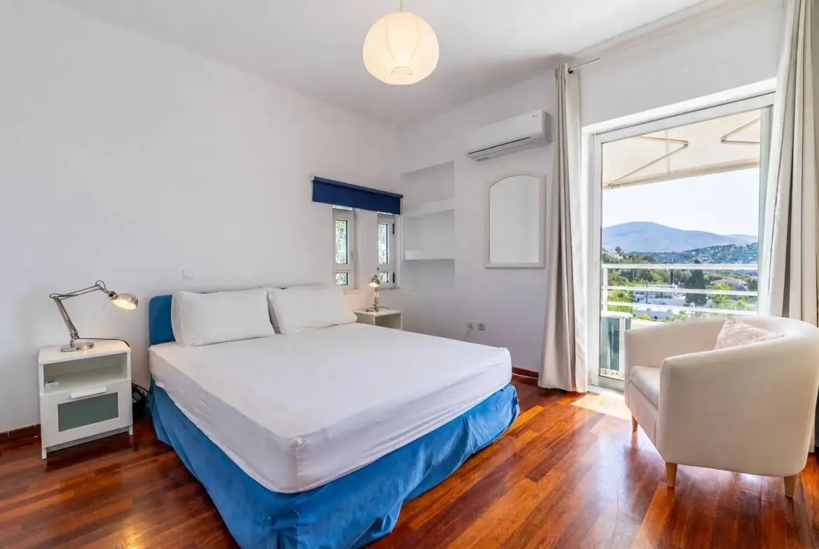 Front sea view villa with private pool in Lagonisi