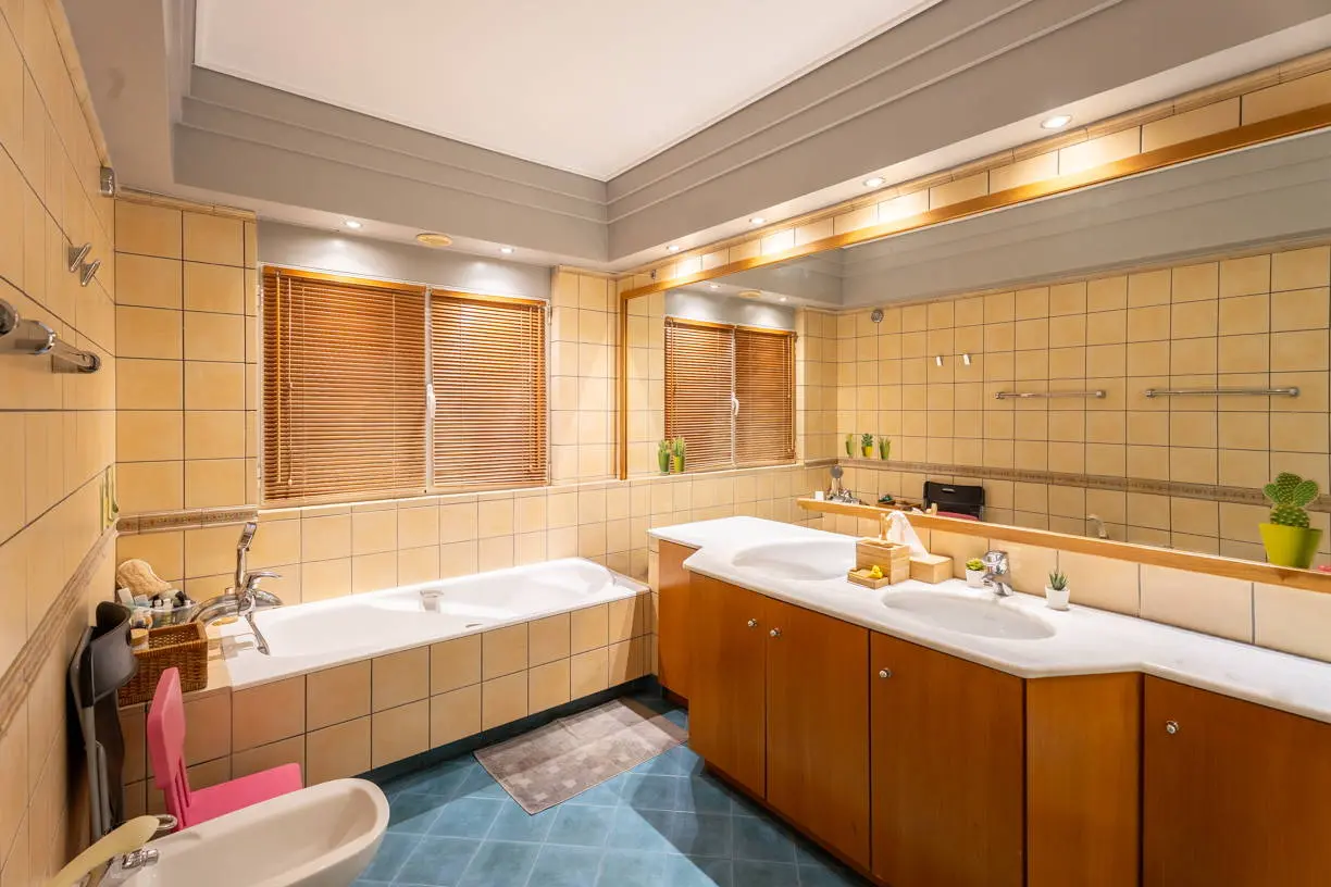 High-end detached residence set on a 1,200 sq.m. plot