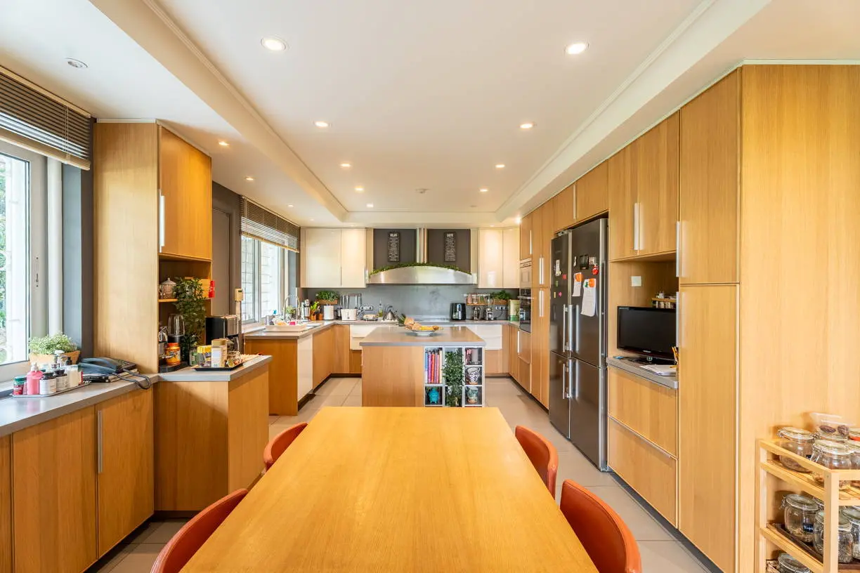 High-end detached residence set on a 1,200 sq.m. plot