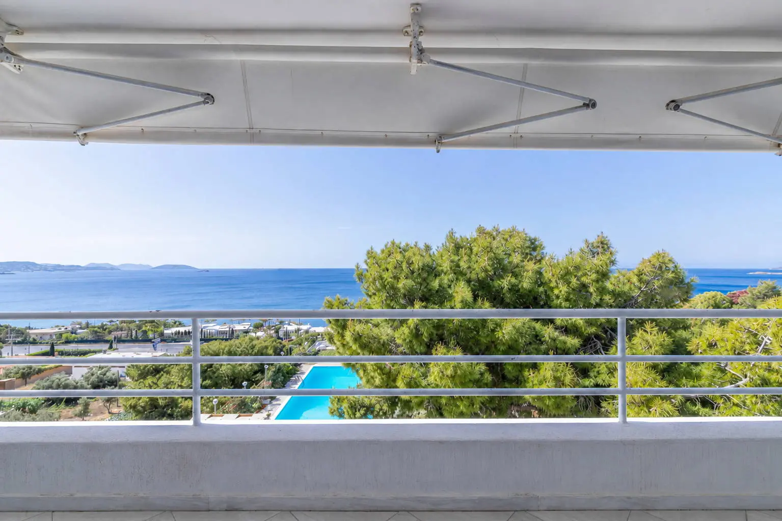 Front sea view villa with private pool in Lagonisi