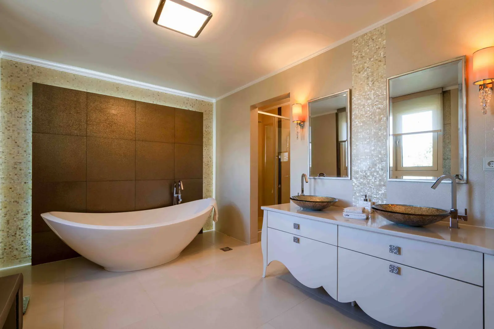 bh-65ffcc312912 Detached residence of 666 sq.m. with garden and heated pool