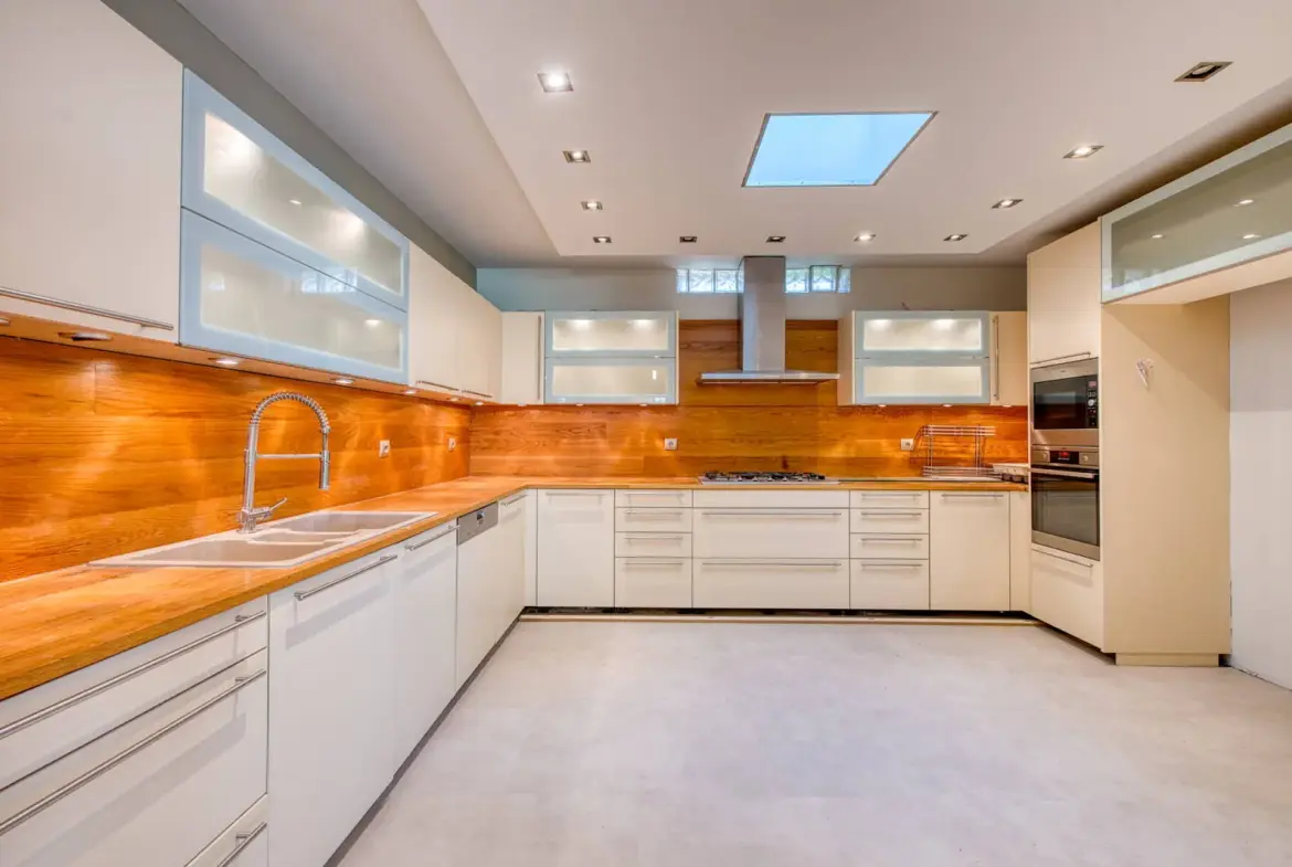 Luxurious detached house of 700 sq.m. of high aesthetics
