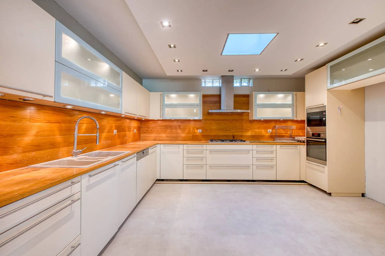 Luxurious detached house of 700 sq.m. of high aesthetics