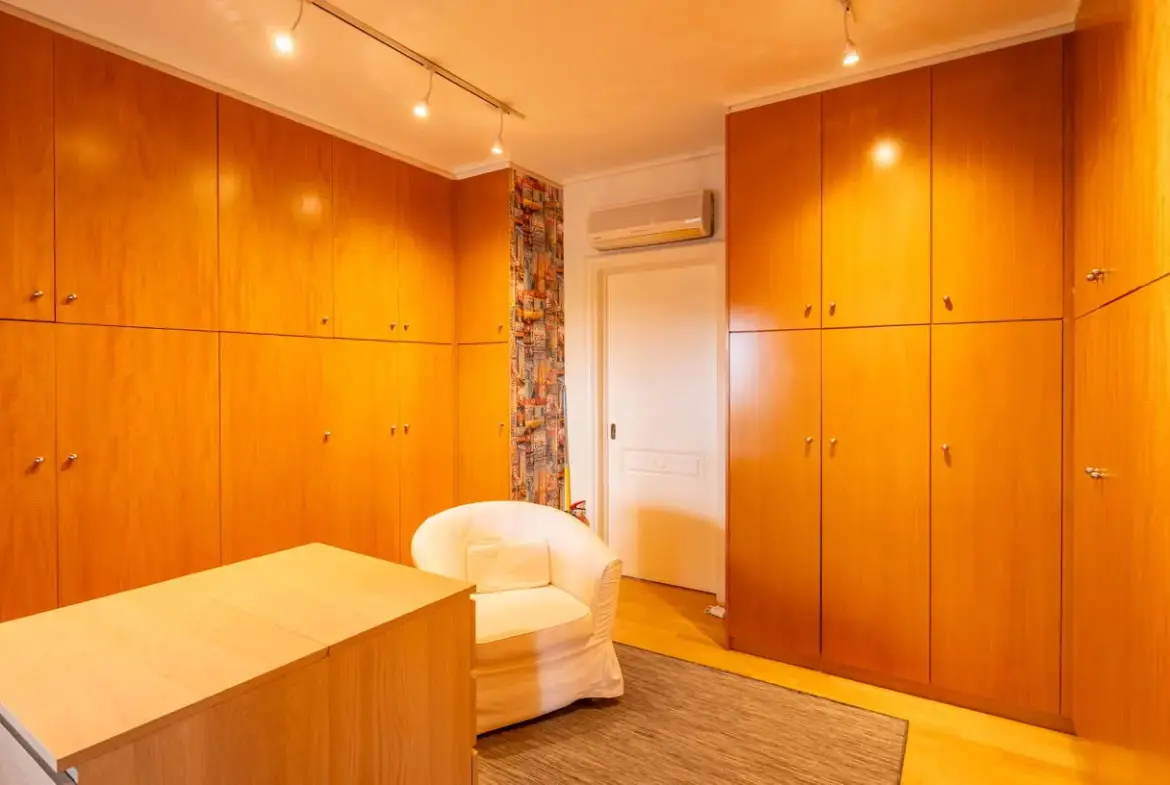 High-end detached residence set on a 1,200 sq.m. plot