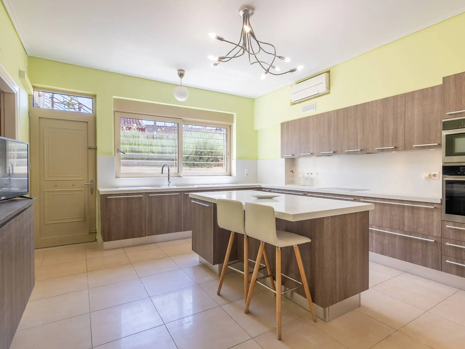 Luxurious 450 sq.m. detached house with a private pool in Agia Marina