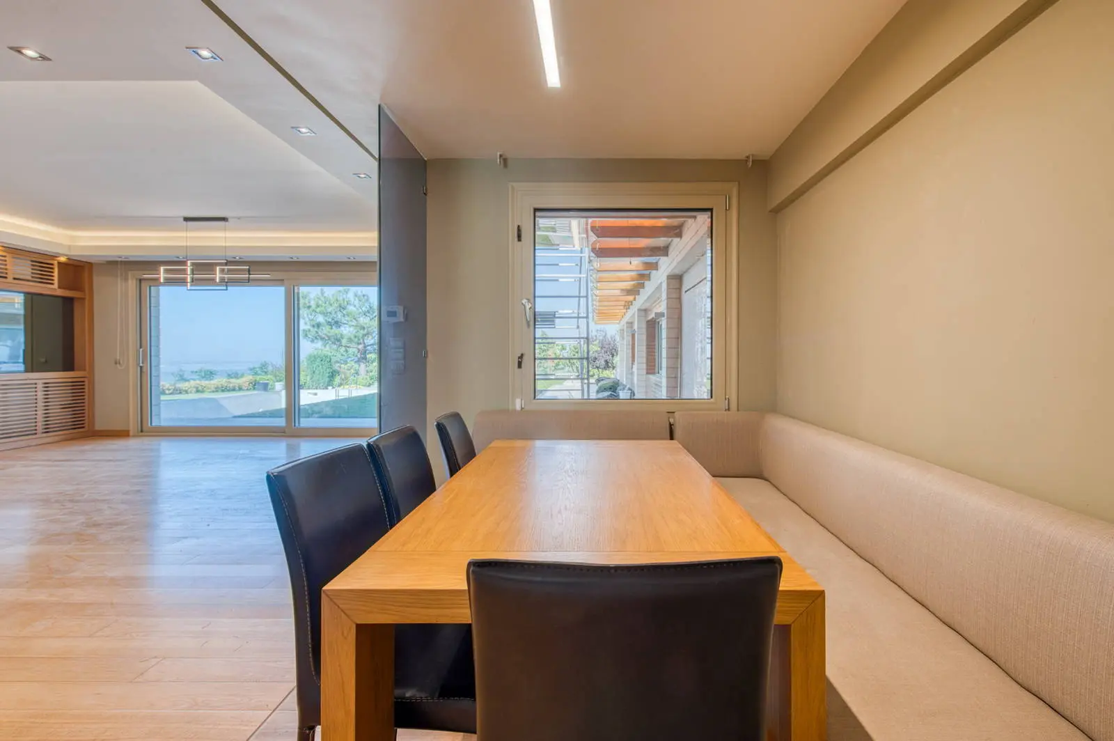 Luxurious detached house of 700 sq.m. of high aesthetics